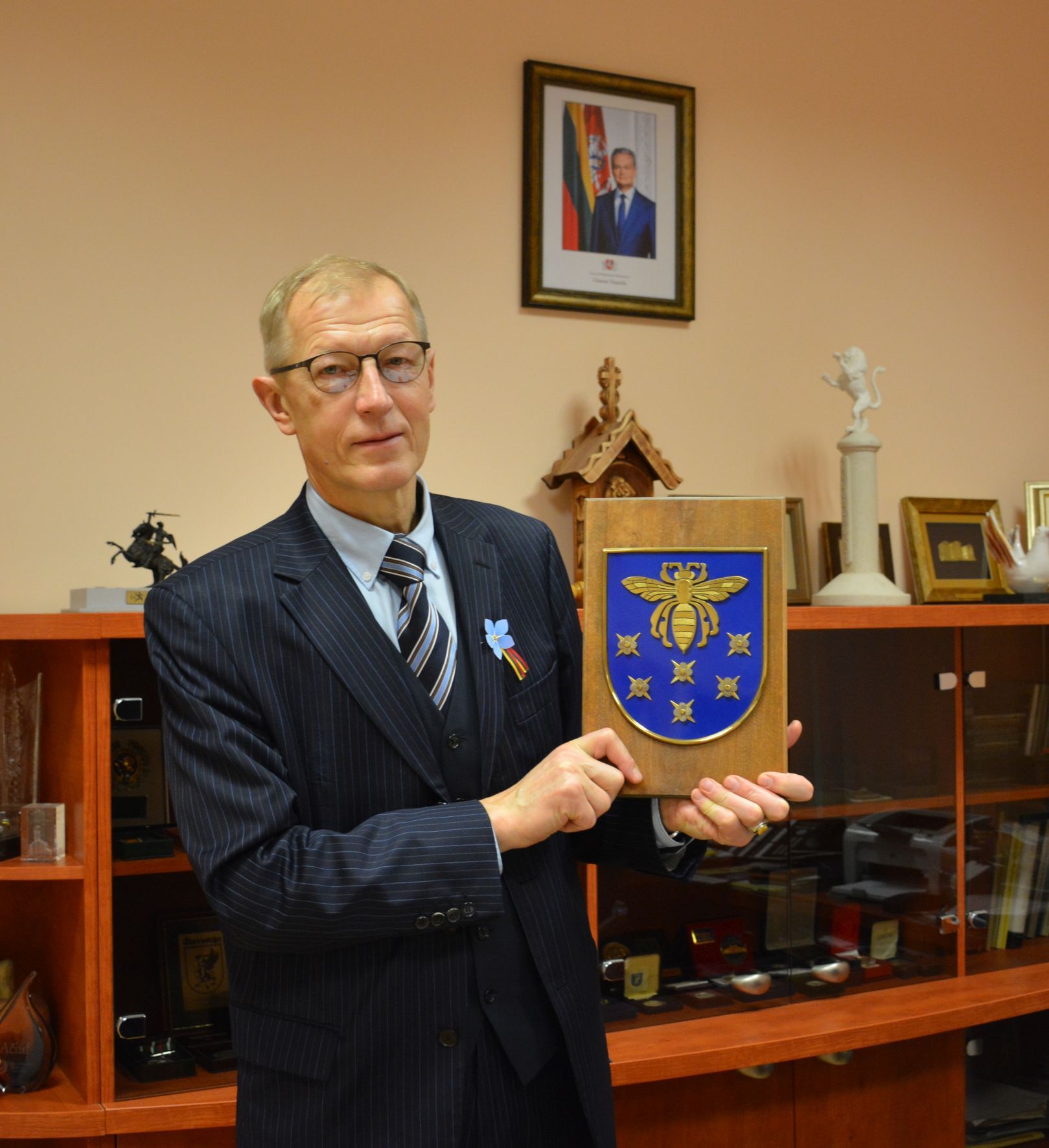 Meras Algis Kašėta Su Varėnos Herbu