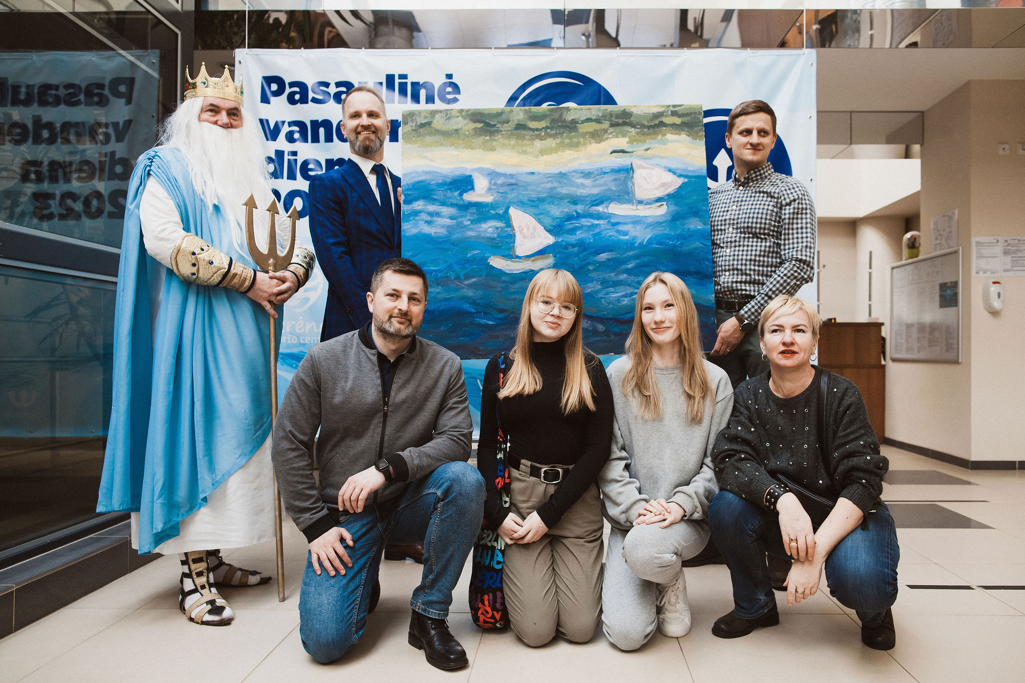 Varėnos Bendruomenės Dovanoja Paveikslą Coca Cola HBC Gamyklos Atstovams
