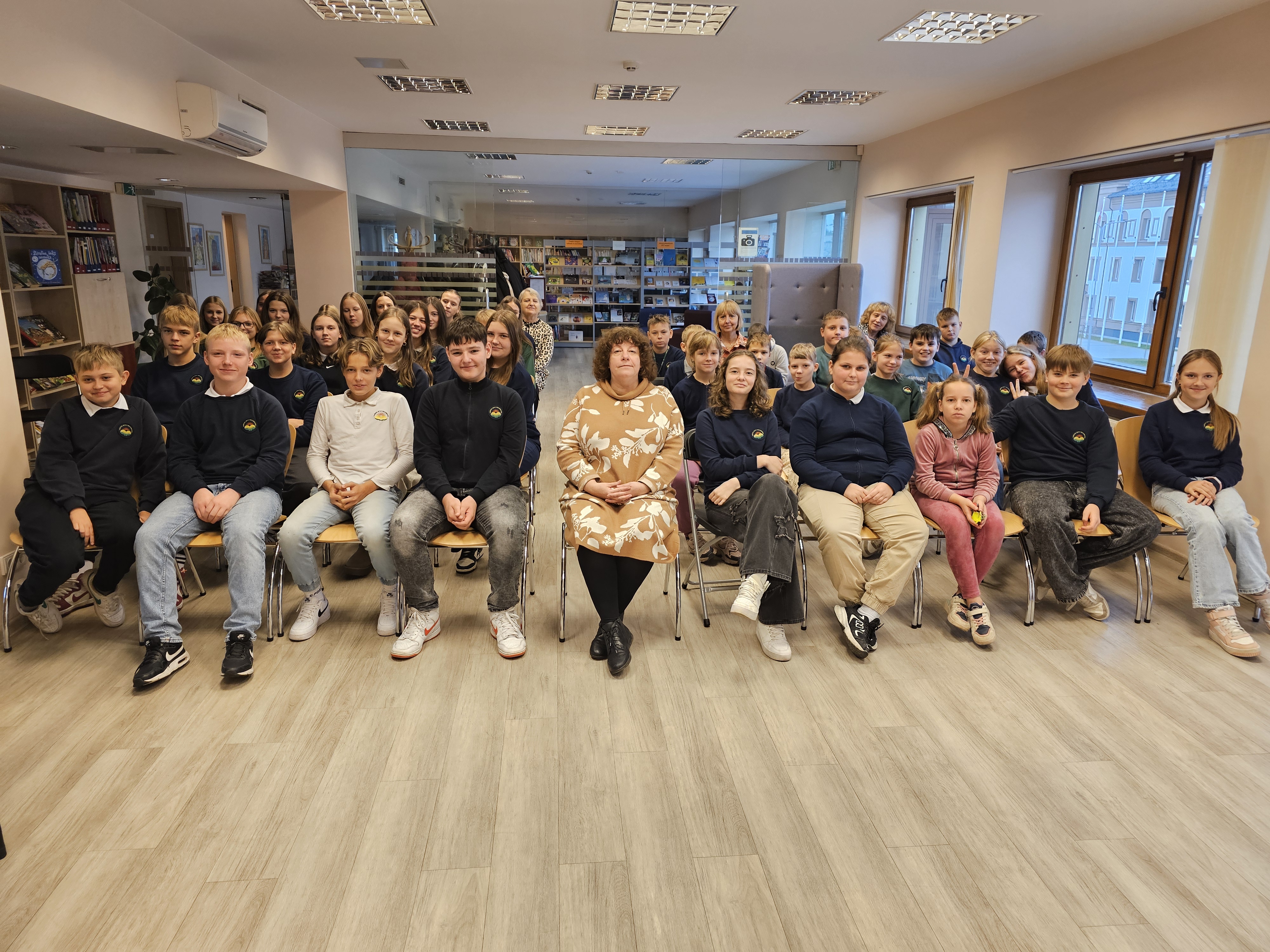 N.Vaitkutė Centre Su Ryto Progimnazijos Mokiniais