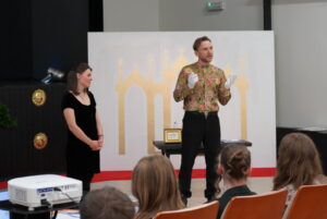 Aukciono Sumanytojai Smuikininke Barbora Valiukeviciute Zeizyte Ir Tapytokas Algimantas Rokas Cerniauskas. Aukcione Merkines Vargonai 2024 Foto Broliai Cerniauskai